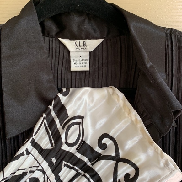 S. L. B. Woman’s Blouse Black / White Border design , pleated material Sz 1X - Picture 4 of 5